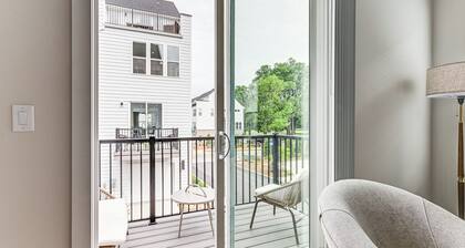 2 Mi to Uptown Charlotte: Townhome w/ Balconies!