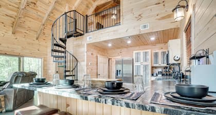 Sip, Hike & Explore: Sleek Retreat in Cleveland!