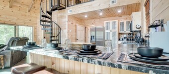 Sip, Hike & Explore: Sleek Retreat in Cleveland!