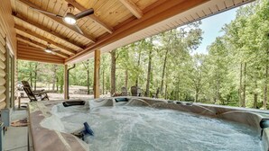 A hot tub with a wooden roof and a view of a forest. - Sip, Hike & Explore: Sleek Retreat in Cleveland! (Cleveland)