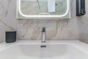 Shower, hair dryer, bidet, towels - Venice Apartament - New and equipped studio apartment in Carbonara (Bari)