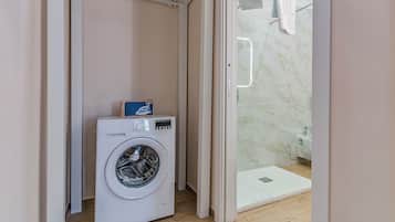 Douche, sĂšche-cheveux, bidet, serviettes fournies