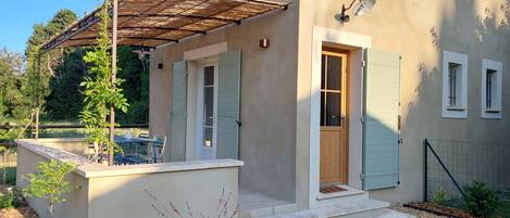 المنشأة من الخارج