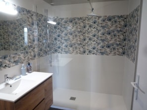 Douche, sĂšche-cheveux, serviettes fournies, savon