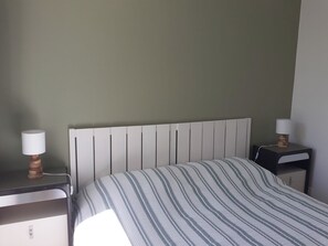 2 bedrooms, travel cot, WiFi, bed sheets