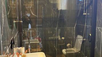 Een haardroger, handdoeken