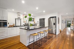 Een koelkast, een microgolfoven, een oven, een kookplaat