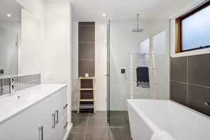 Douche, sèche-cheveux, serviettes fournies