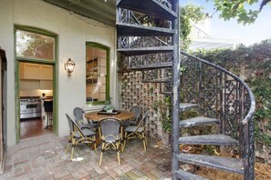 Unclassified image, 4 of 31, button