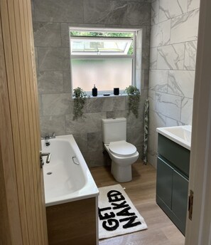 Sèche-cheveux, serviettes fournies, papier toilette
