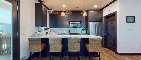 Réfrigérateur, micro-ondes, four, plaque de cuisson