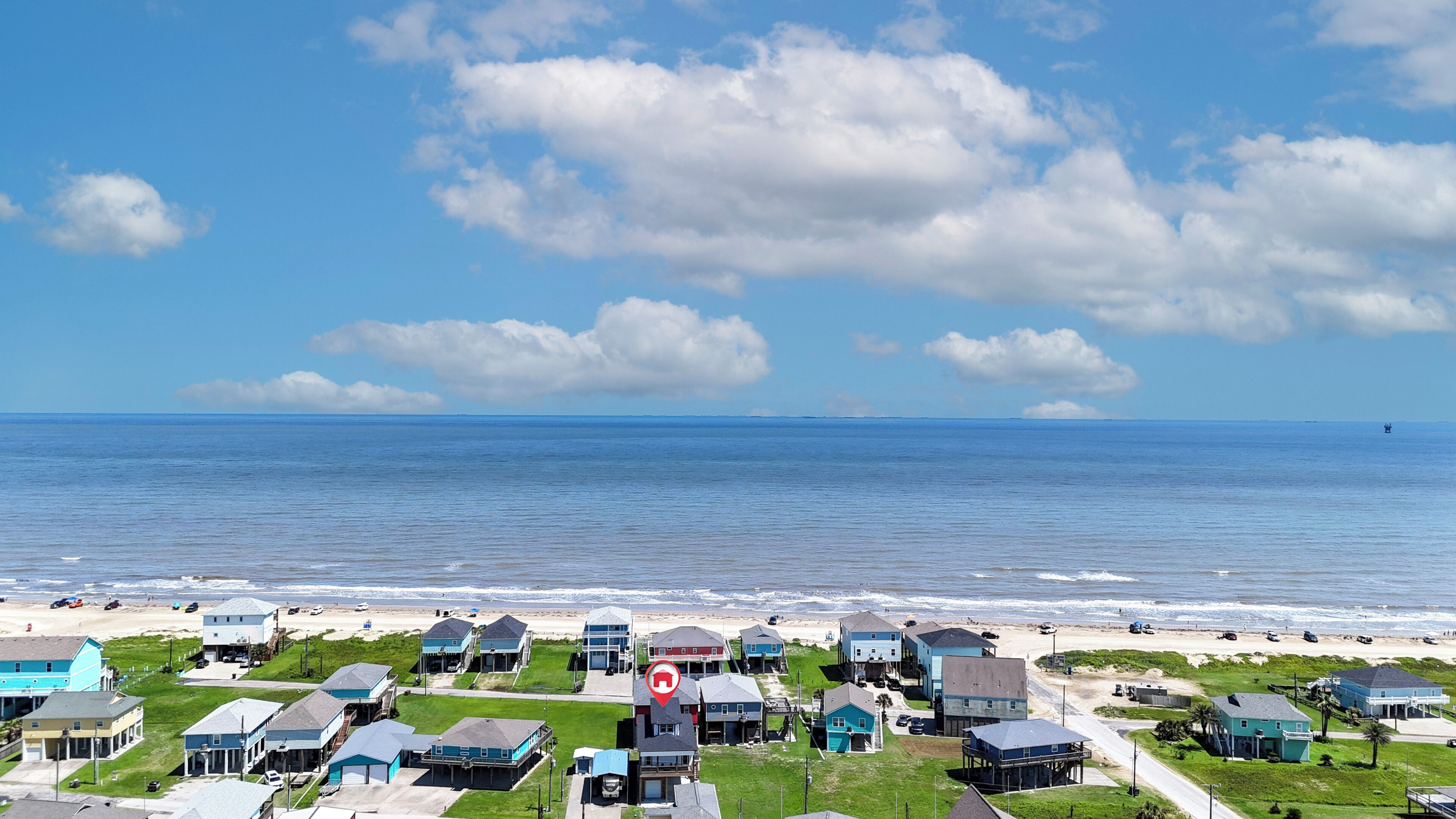 Zona residencial costera con casas, una playa y el océano.