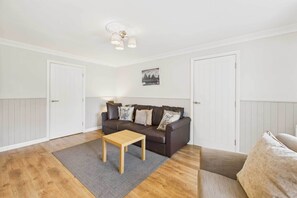 Fernseher, DVD-Player, Arbeitsbereiche