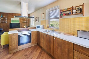 Réfrigérateur, four, plaque de cuisson, bouilloire électrique