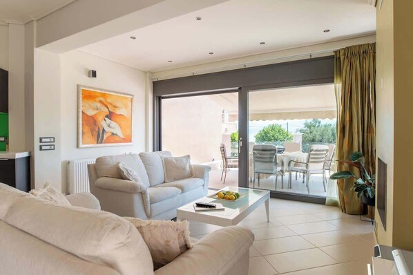 تلفزيون، مدفأة، مكتب