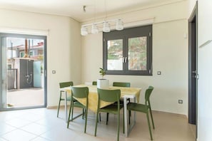 Dining - La Casa Rosa Seaside Getaway (Marathias)