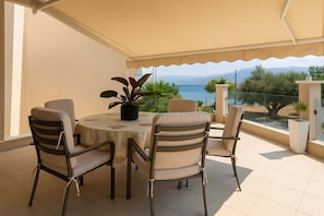 Outdoor dining - La Casa Rosa Seaside Getaway (Marathias)