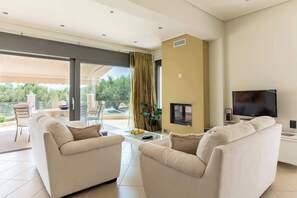 Unclassified image, 3 of 38, button