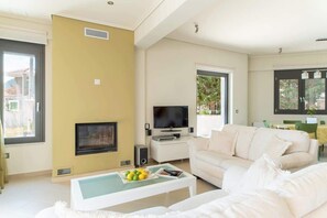 テレビ、暖炉、書斎 / ワークスペース