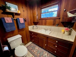 Shower, hair dryer, towels, soap - Charming Black Oak Cottage (Julian)