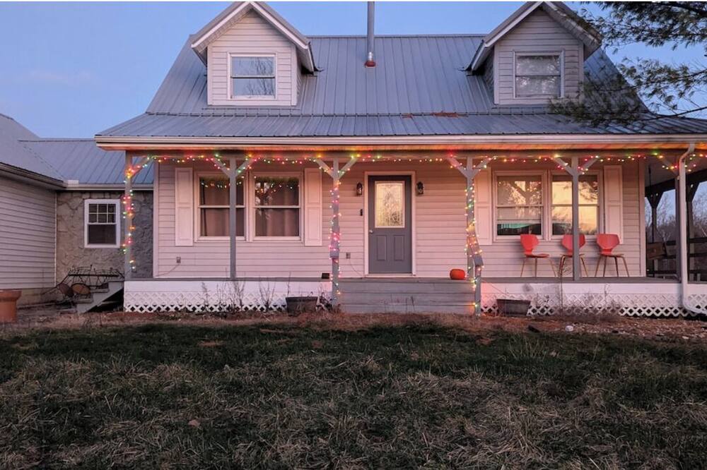 Charming 3-bedroom farmhouse with WiFi, AC on the outskirts of Hocking Hills.