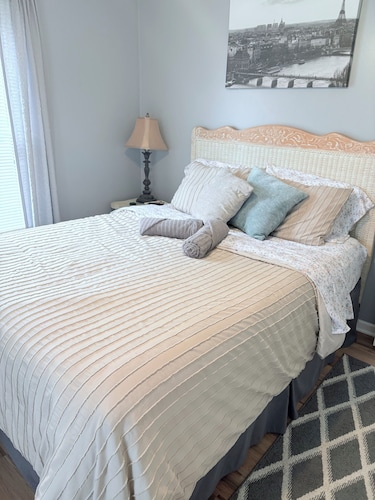 Charming 3-bedroom house near downtown Marshfield
