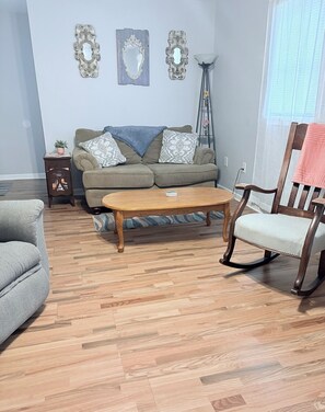 Smart TV - Charming 3-bedroom house near downtown Marshfield (Marshfield)