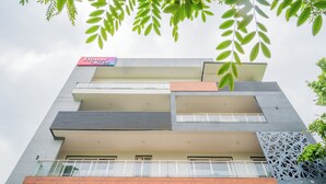 Un hotel de varios pisos con balcones y un cartel que indica que es un hotel.