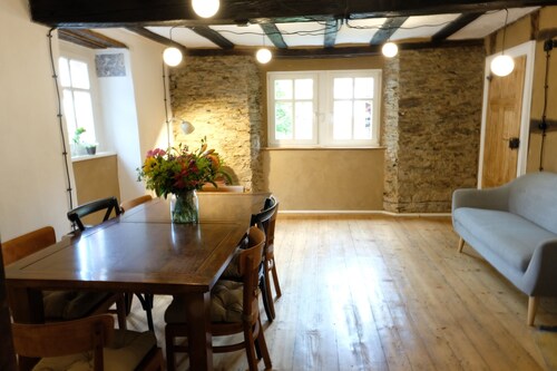 Wunderschön sanierte Ferienwohnung auf idyllischem Hof. 4 - 8 Personen.