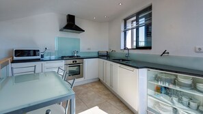 Micro-ondes, four, plaque de cuisson, lave-vaisselle