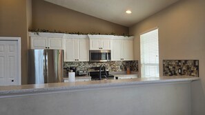 Réfrigérateur, four à micro-ondes, un four, surface de cuisson