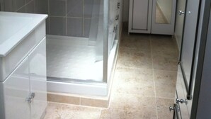 A bathroom with a shower, a toilet, and a sink. - Village house sleeps 6 near ST CROIX DU VERDON (Roumoules)