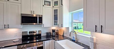 ثلاجة، ميكروويف، فرن، موقد طهي مسطح