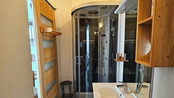 Douche, sĂšche-cheveux