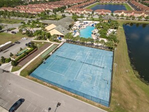 Maison mitoyenne, 4 chambres | Terrain de sport