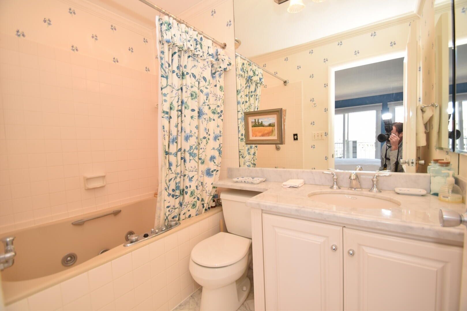 Un baño con bañera, inodoro y lavabo.
