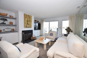 Townhome, 2 Bedrooms | Ruang tamu