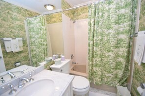 Ein Badezimmer mit Dusche, Toilette und Waschbecken.