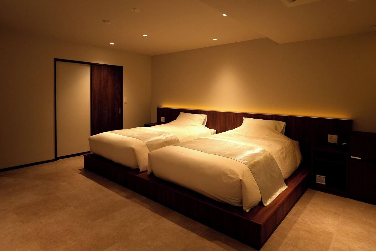Desk, WiFi (free), bed sheets