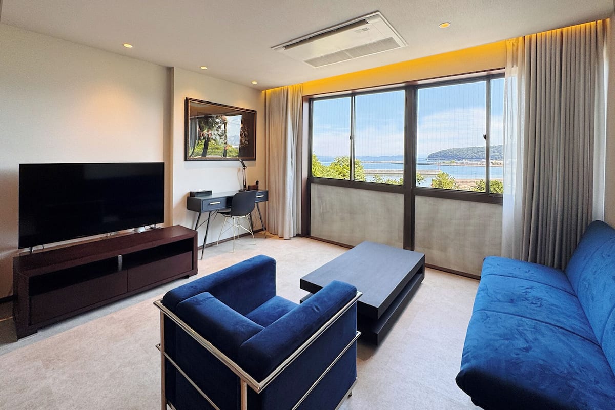 Junior Suite, Ocean View | Desk, WiFi (free), bed sheets