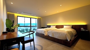 Suite, vistas al mar | Escritorio, wifi gratis, ropa de cama