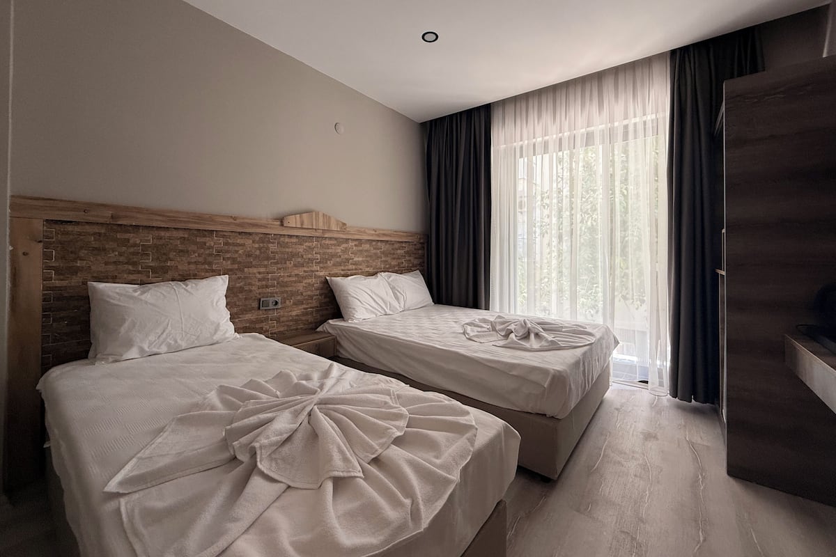 Triple Room, Multiple Beds | In-room safe, iron/ironing board (on request), WiFi (free), bed sheets