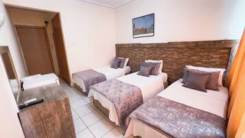 Een kluis op de kamer, een strijkplank/strijkijzer, gratis wifi