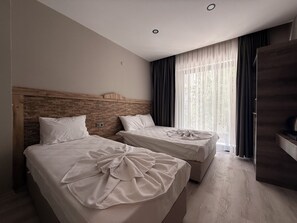 Triple Room, Multiple Beds | In-room safe, iron/ironing board, free WiFi, bed sheets - Livane Beach Otel (Alanya)