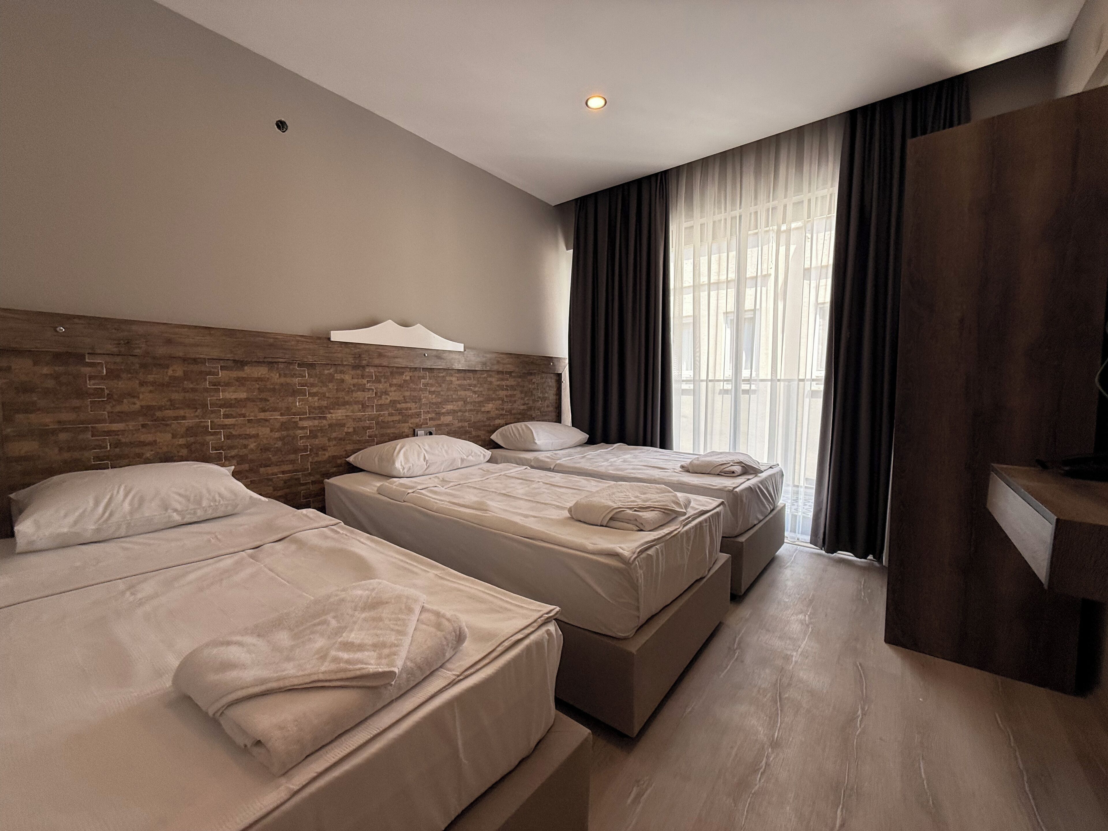 Classic Triple Room | In-room safe, iron/ironing board, free WiFi, bed sheets