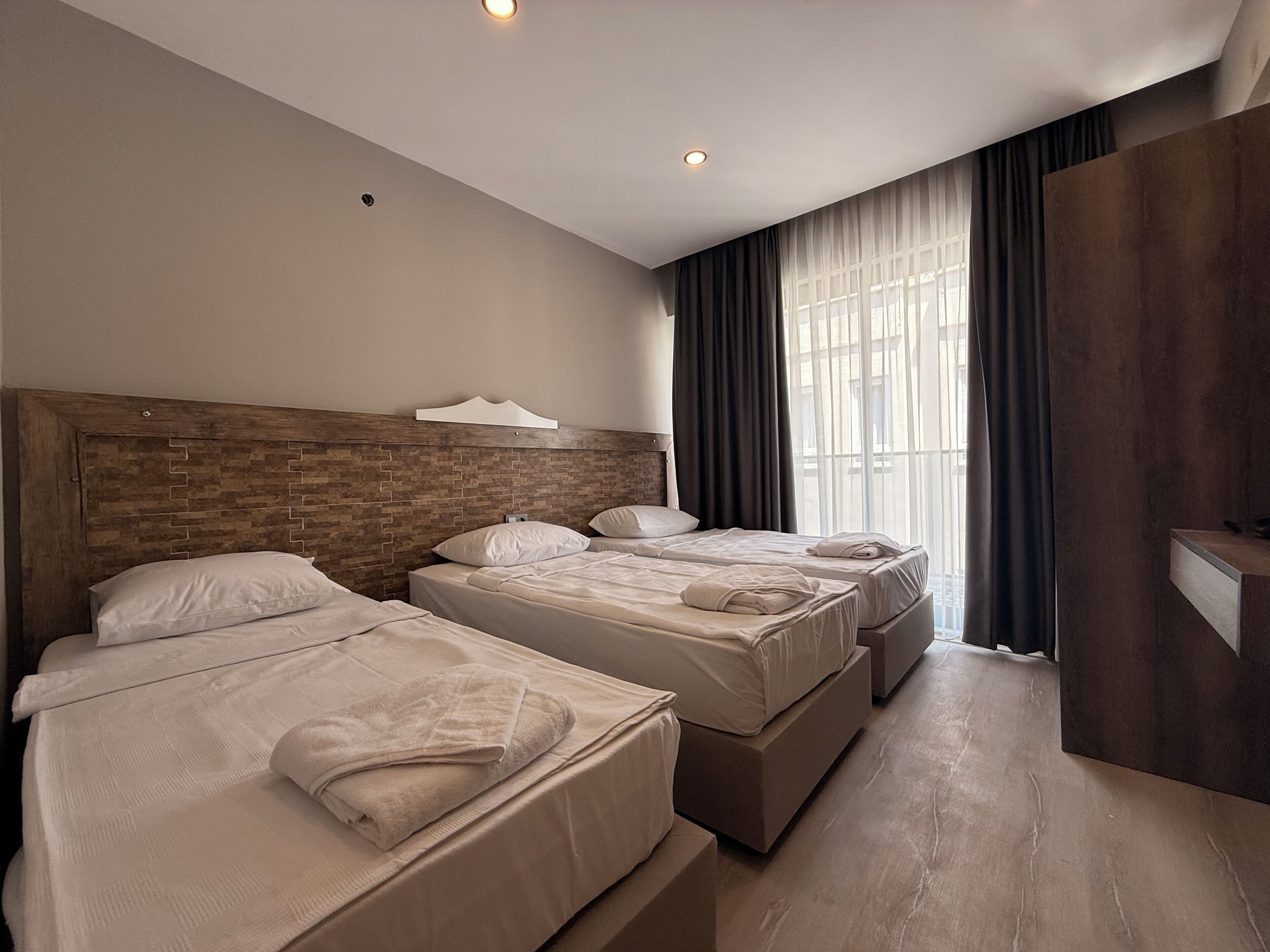 Classic Triple Room | In-room safe, iron/ironing board, free WiFi, bed sheets