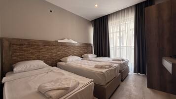 Classic Triple Room | In-room safe, iron/ironing board, free WiFi, bed sheets