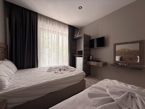 Triple Room, Multiple Beds | In-room safe, iron/ironing board, free WiFi, bed sheets - Livane Beach Otel (Alanya)