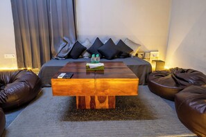 Studio, quang cảnh thành phố | Bàn, khu vực làm việc phù hợp cho laptop, màn/rèm cản sáng 