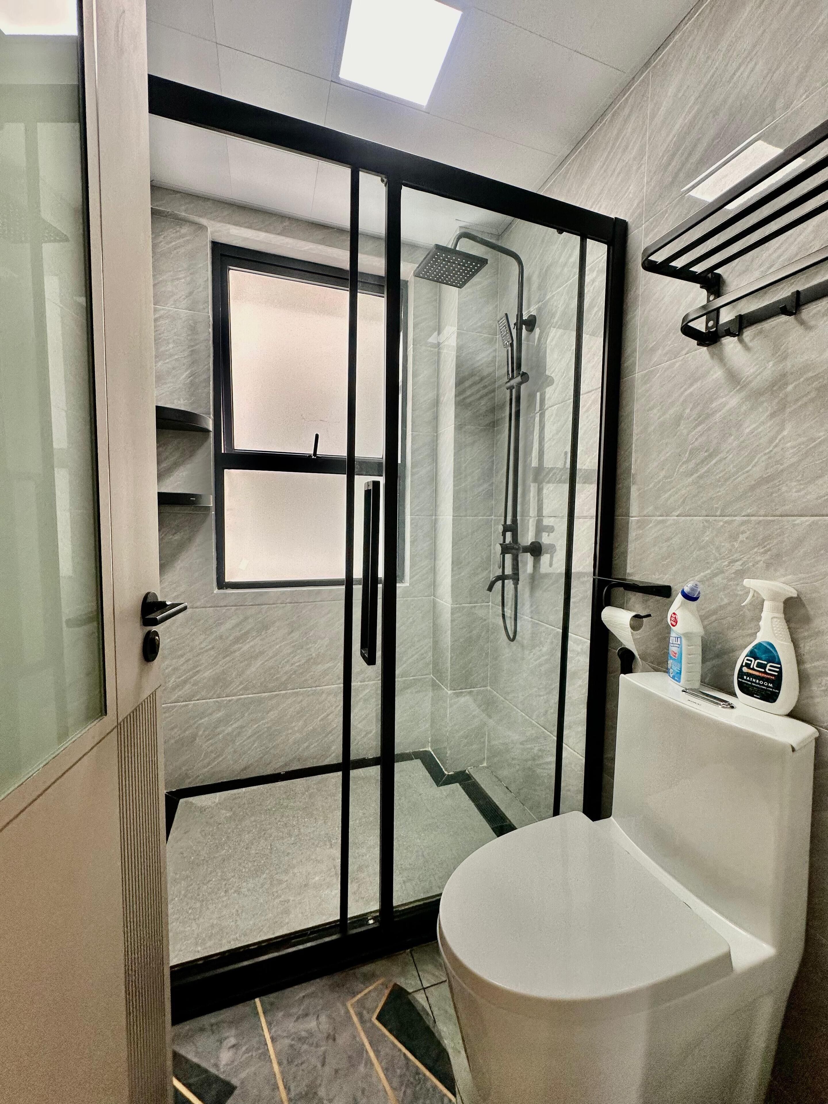 Douche, articles de toilette écologiques, serviettes fournies, savon